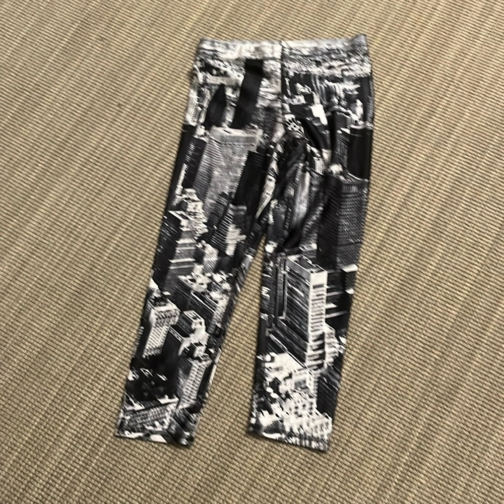 Women’s Zara Terez Cropped leggings with picture of the city. Size small.
